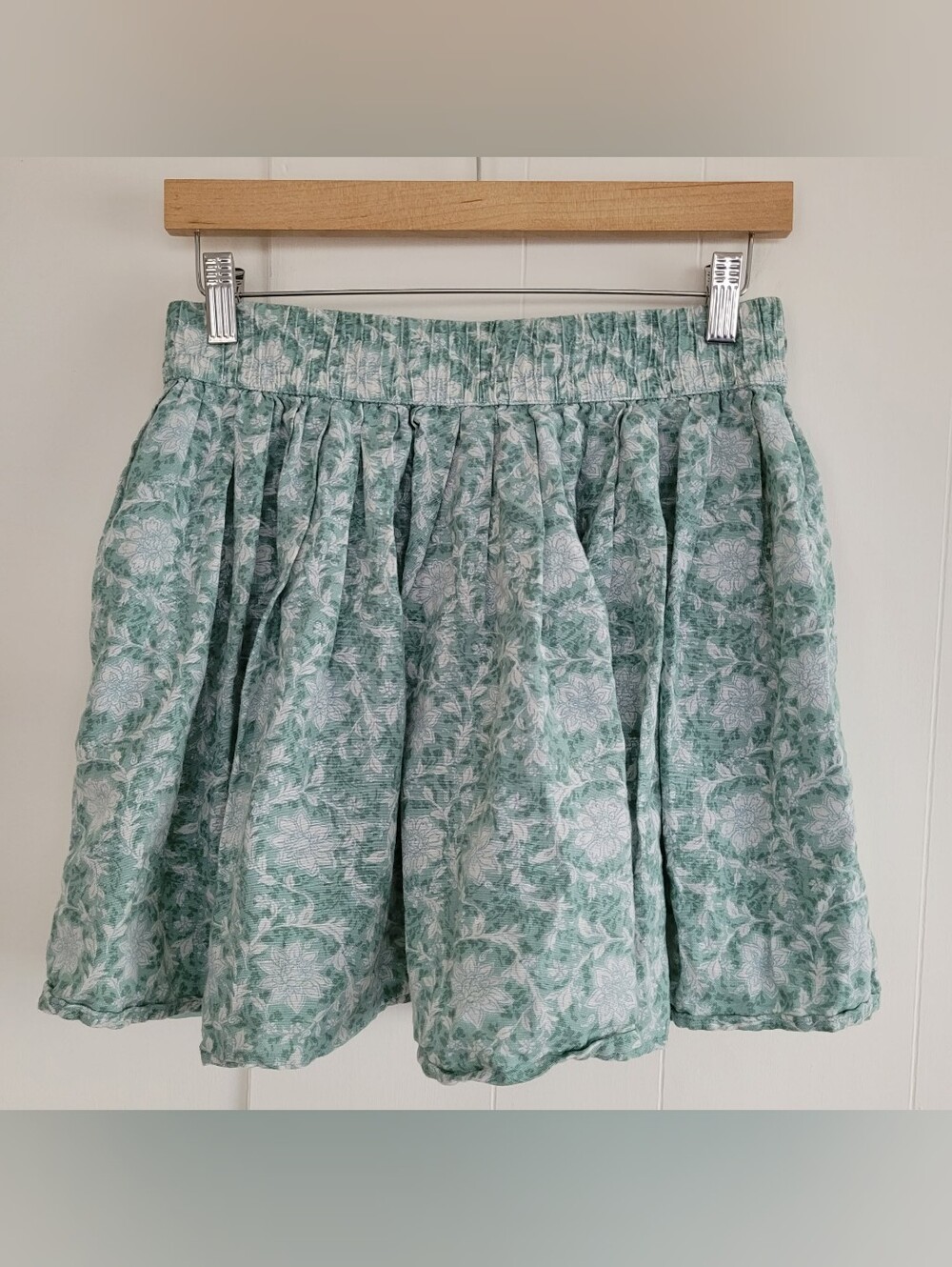 American Eagle Medium Green Floral Elastic Waist Mini Skirt